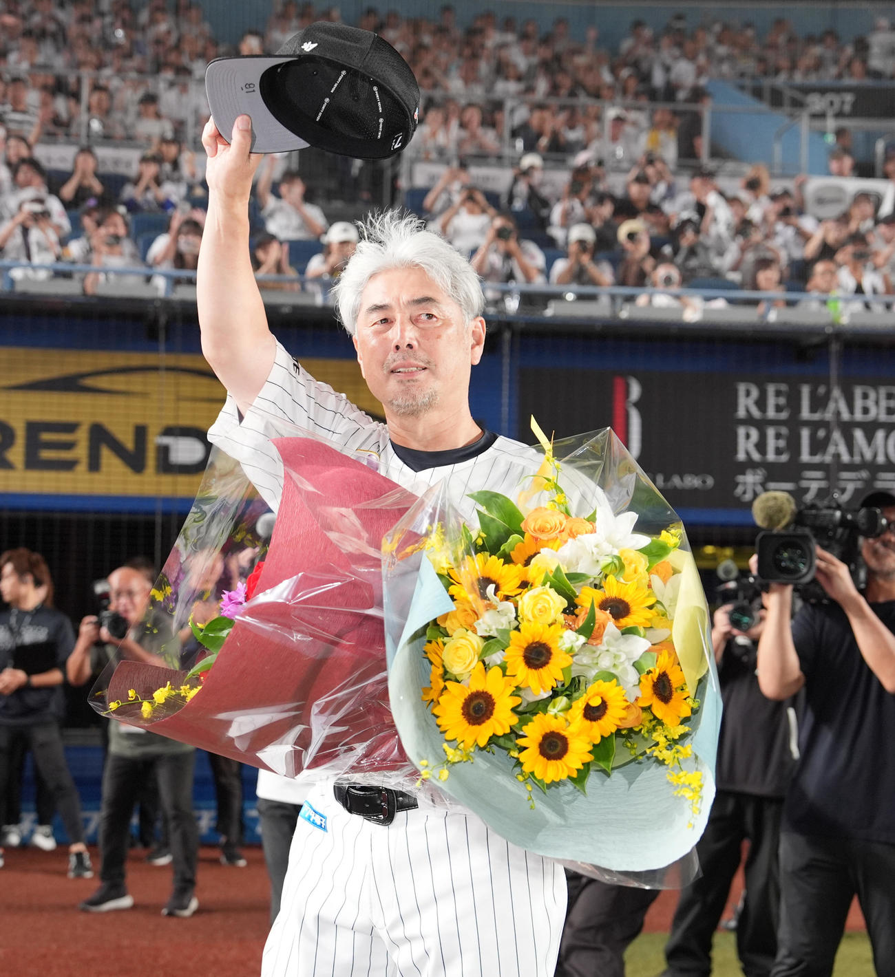 ロッテ対ソフトバンク　今季限りで退任するロッテ吉井監督はファンの声援に応える（撮影・鈴木みどり）