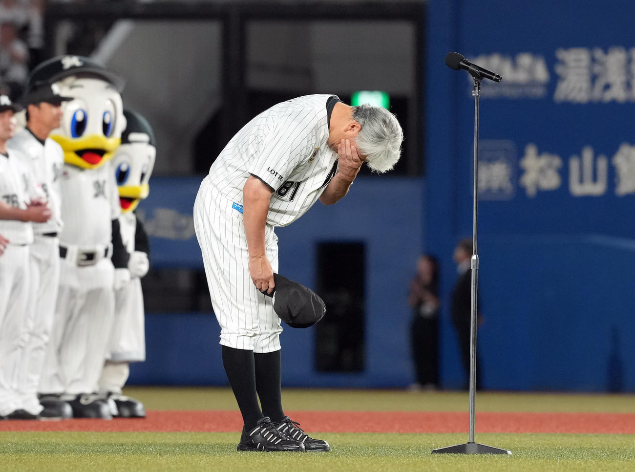 ロッテ対ソフトバンク　最終戦セレモニーで涙するロッテ吉井監督（撮影・たえ見朱実）