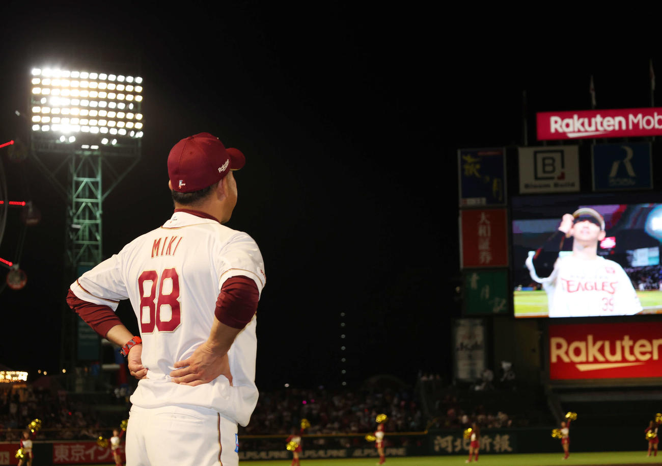 楽天対オリックス　最終戦で球場を見つめる楽天三木監督（撮影・増田悦実）