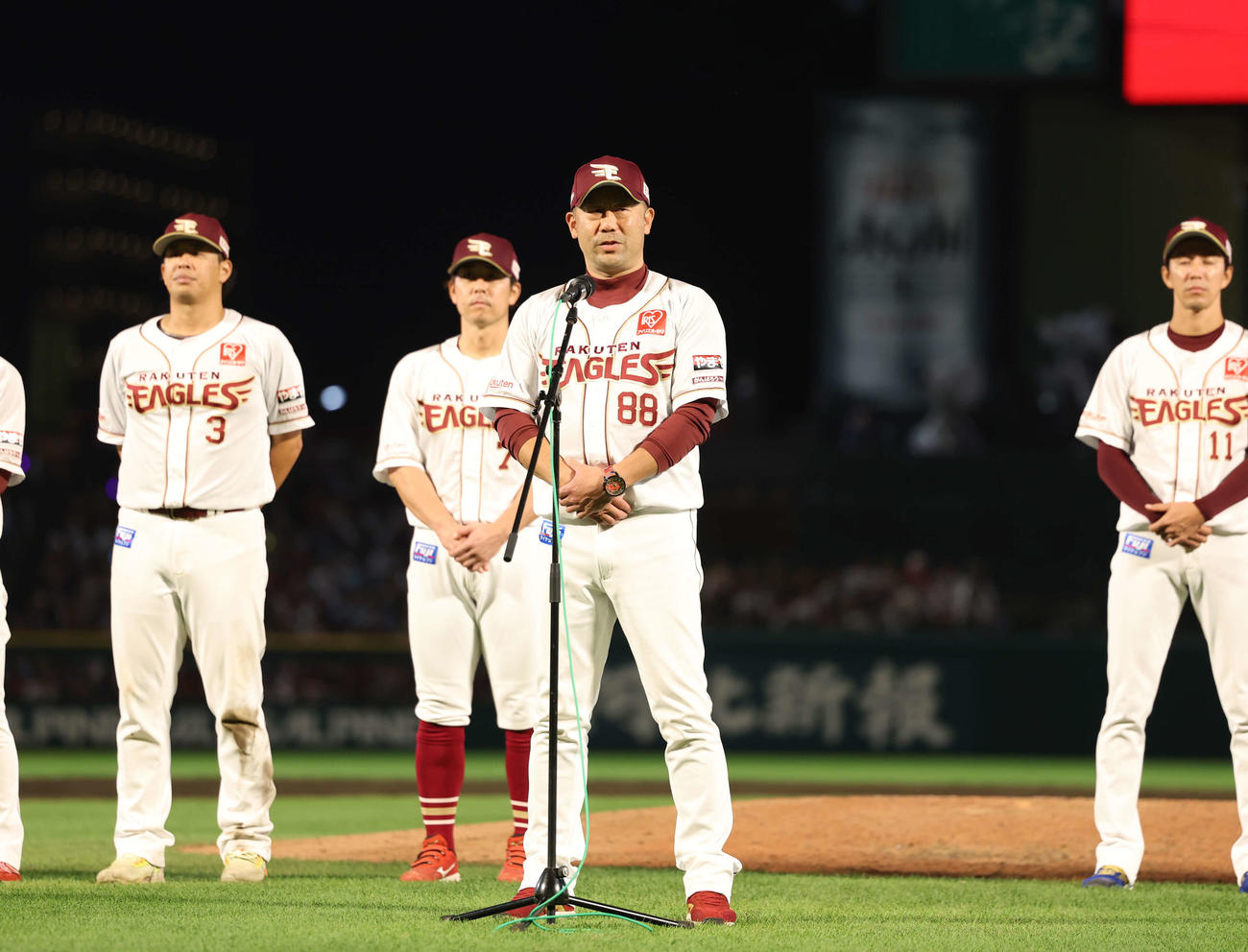 楽天対オリックス　最終戦であいさつをする楽天三木監督（撮影・増田悦実）
