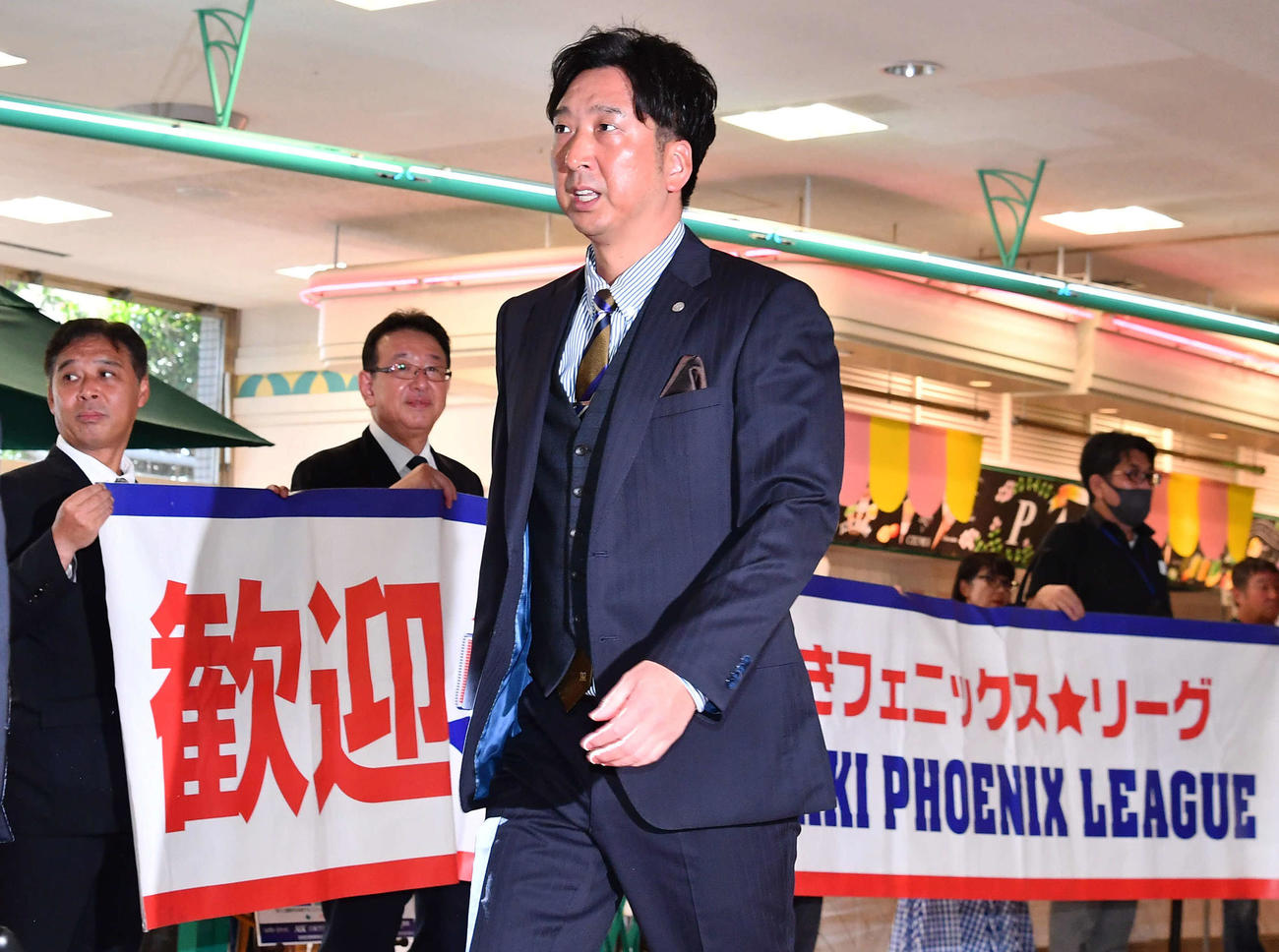 宮崎空港に到着した阪神藤川監督（撮影・岩下翔太）