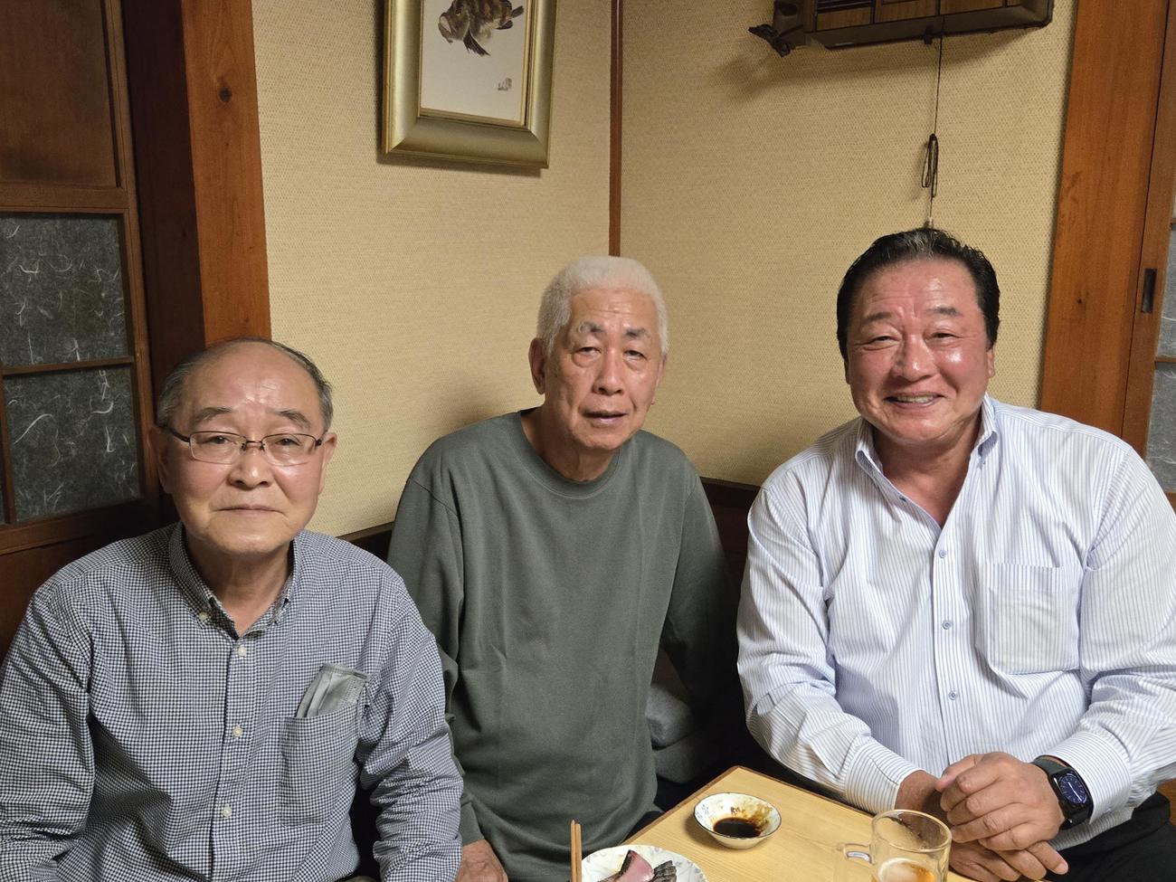 浜田高野球部の同級生だった高松彰夫氏（左）、岩野康彦氏（中央）と旧交を温めた梨田昌孝氏（撮影・寺尾博和）