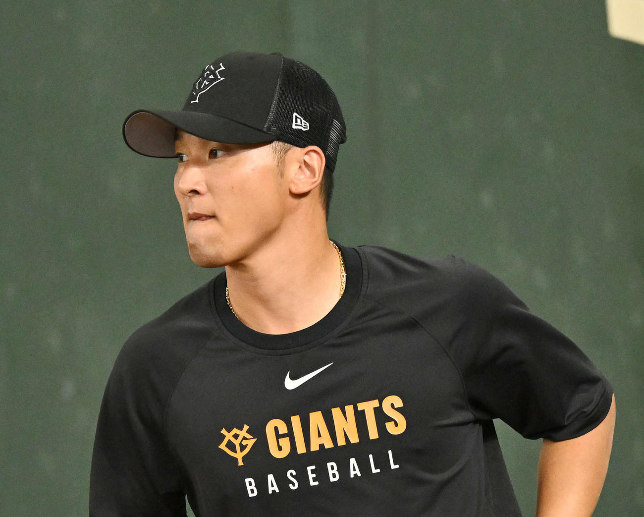 巨人対SUBARU　試合前練習する巨人吉川（撮影・滝沢徹郎）