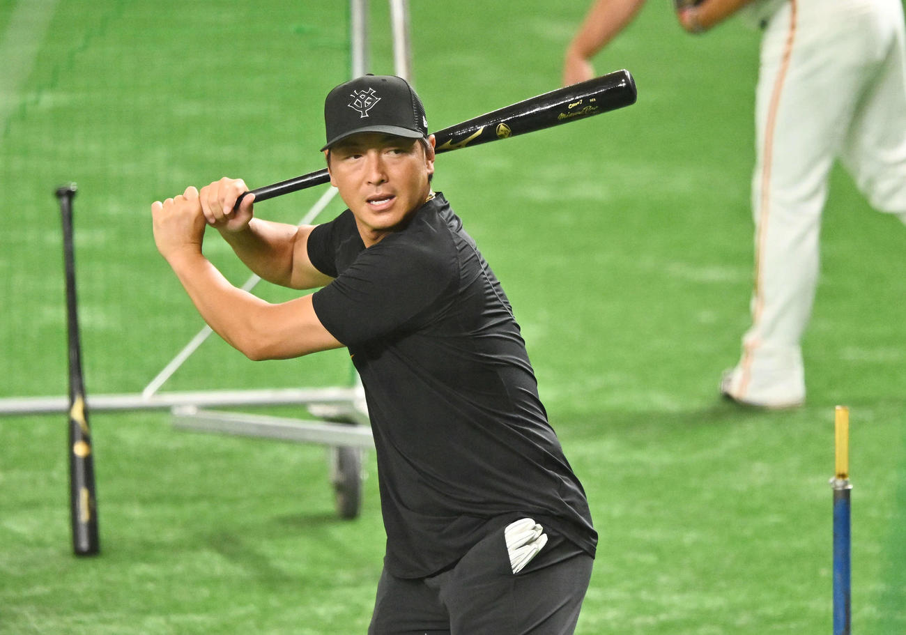 巨人対SUBARU　試合前練習する巨人長野（撮影・滝沢徹郎）