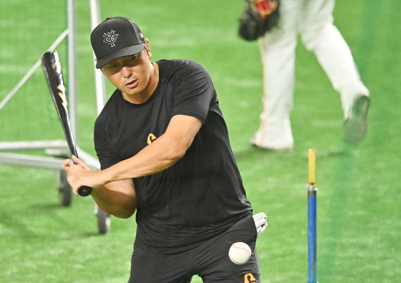 巨人対SUBARU　試合前練習する巨人長野（撮影・滝沢徹郎）