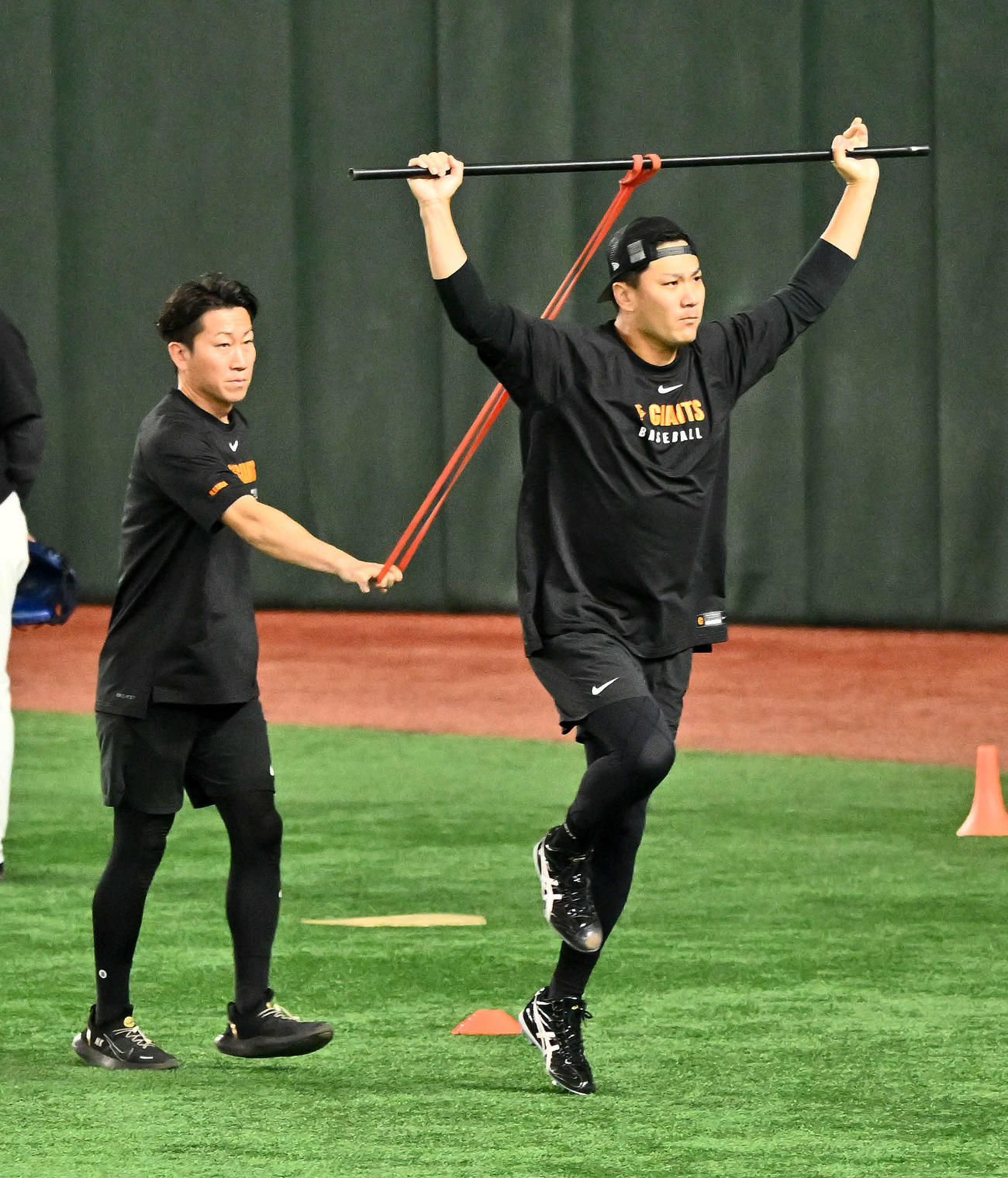 巨人対SUBARU　試合前練習で調整する巨人田中将（右）（撮影・滝沢徹郎）