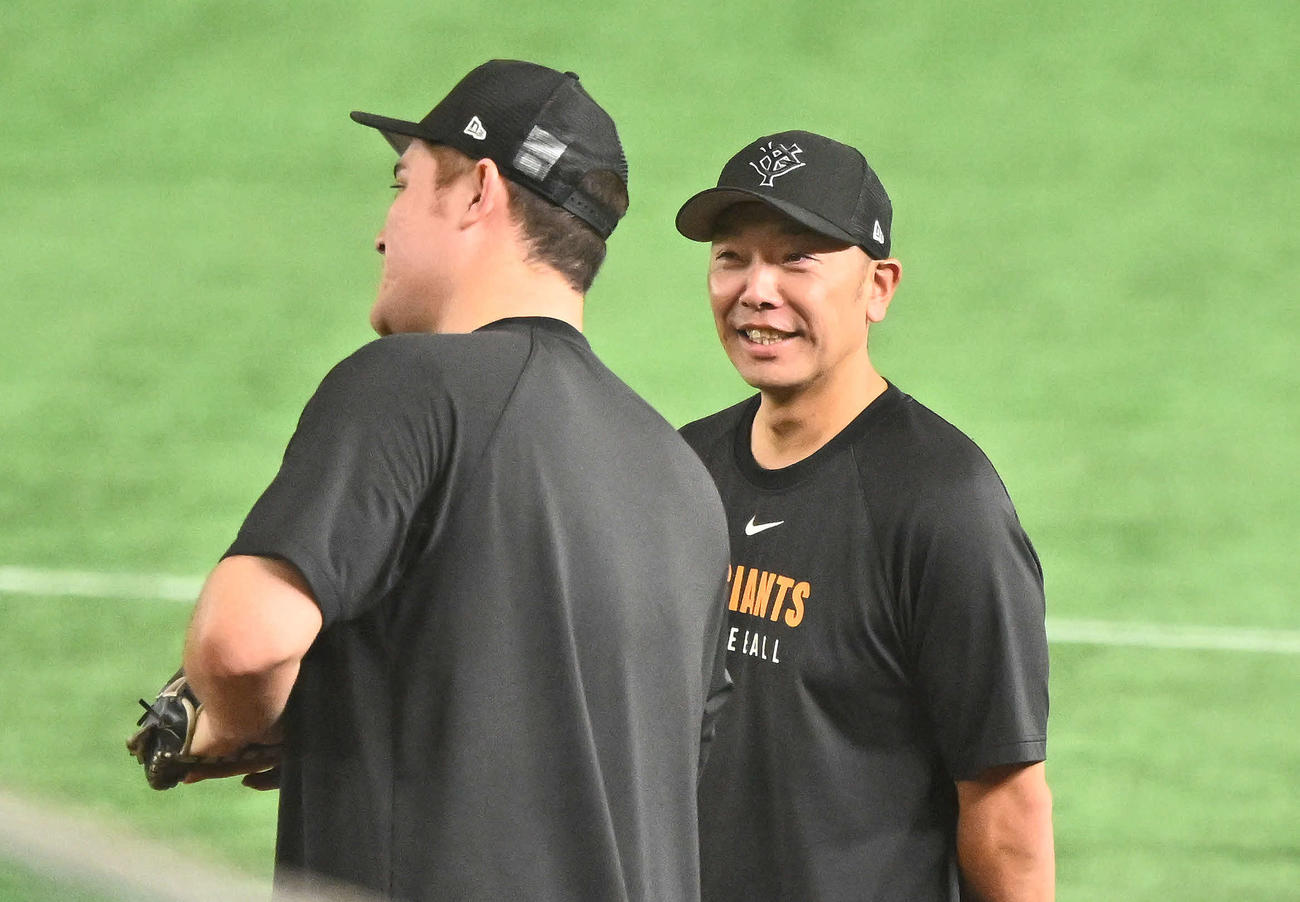 巨人対SUBARU　試合前練習で巨人阿部監督（右）はリチャードと話す（撮影・滝沢徹郎）