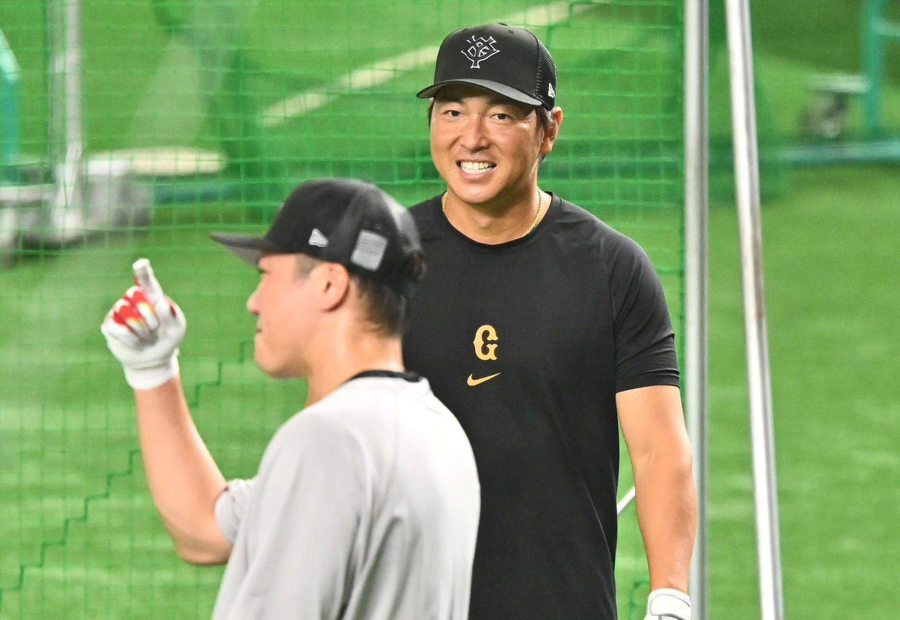巨人対SUBARU　試合前練習で談笑する巨人長野（後方）と坂本（撮影・滝沢徹郎）
