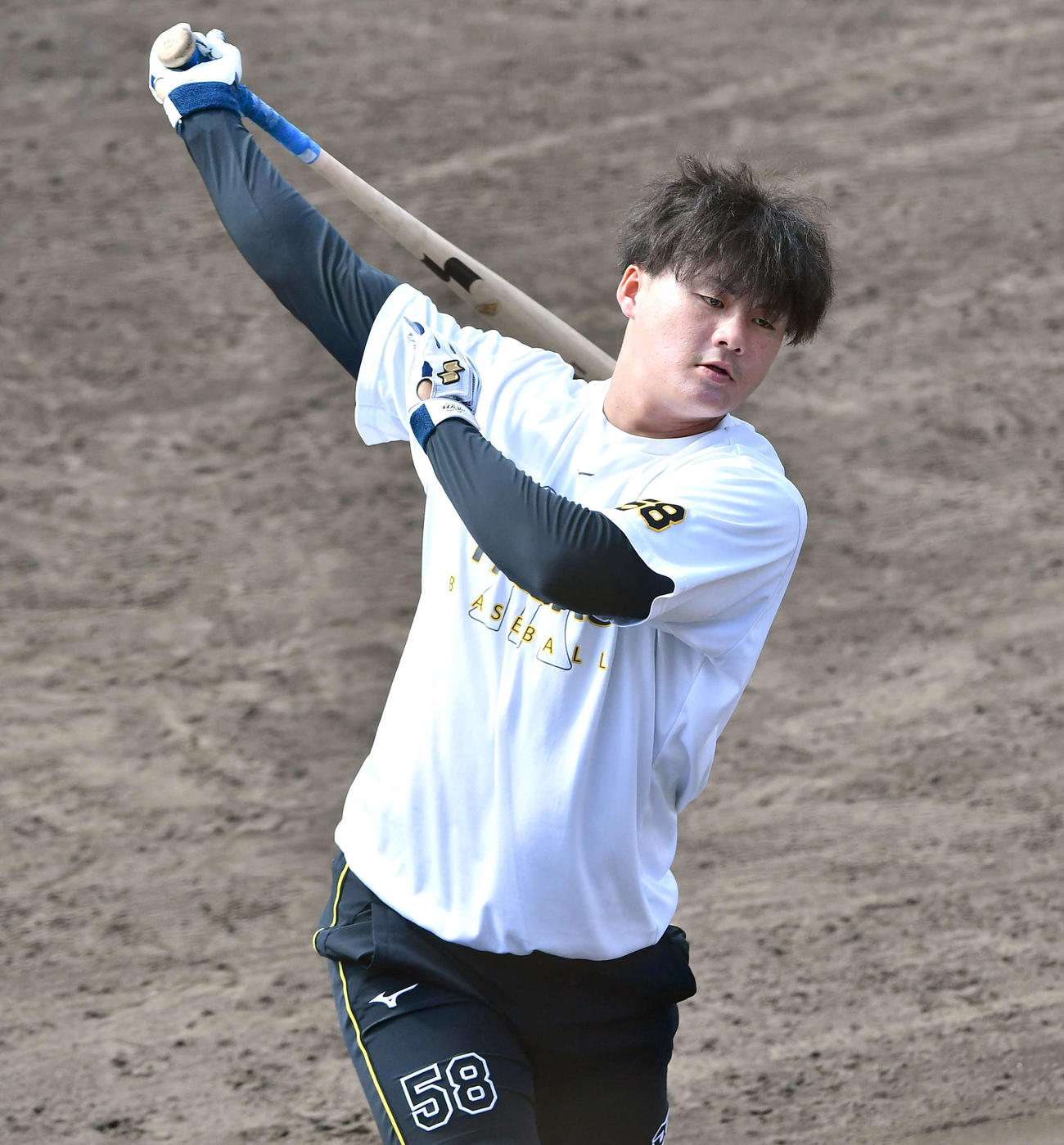 韓国ハンファ対阪神　試合前、打撃練習を行う阪神前川（撮影・岩下翔太）