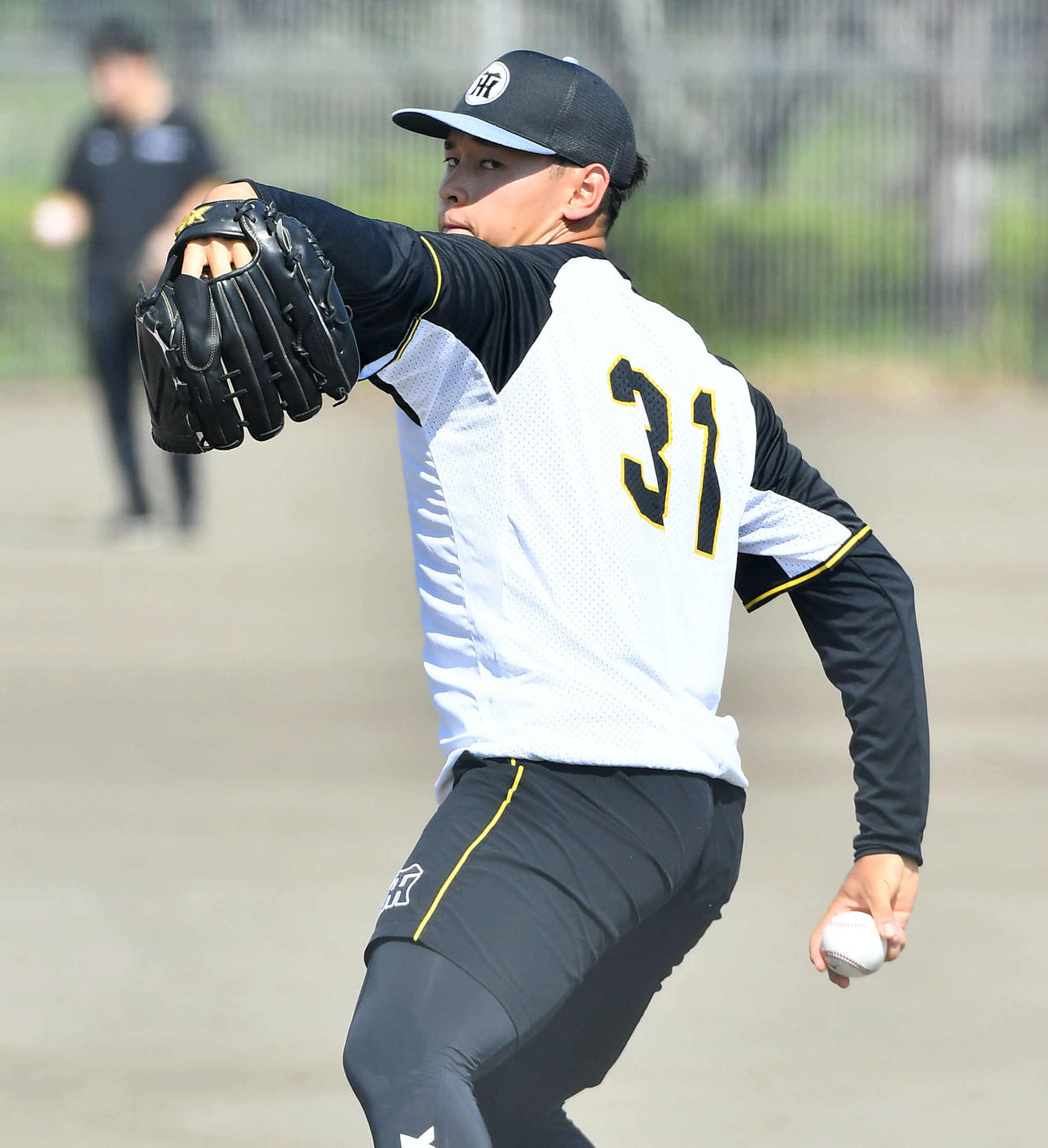 韓国ハンファ対阪神　試合前、キャッチボールで調整する阪神早川（撮影・岩下翔太）