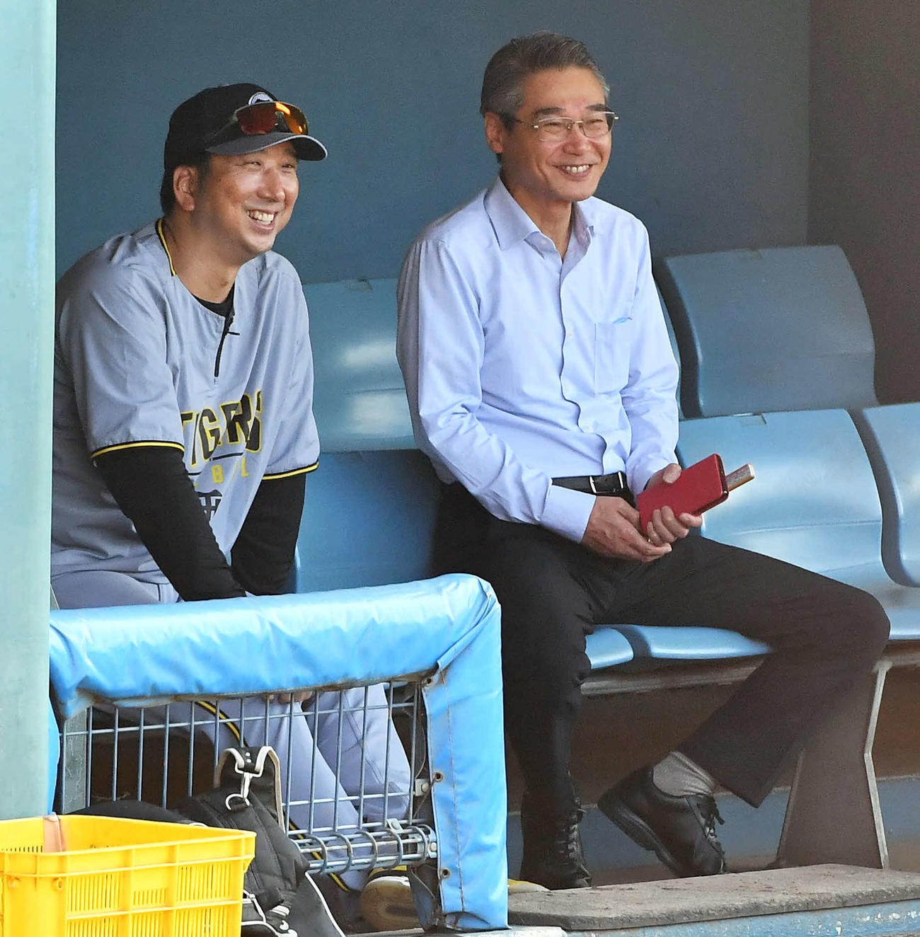 韓国ハンファ対阪神　試合前、嶌村球団本部長（右）と談笑する阪神藤川監督（撮影・岩下翔太）