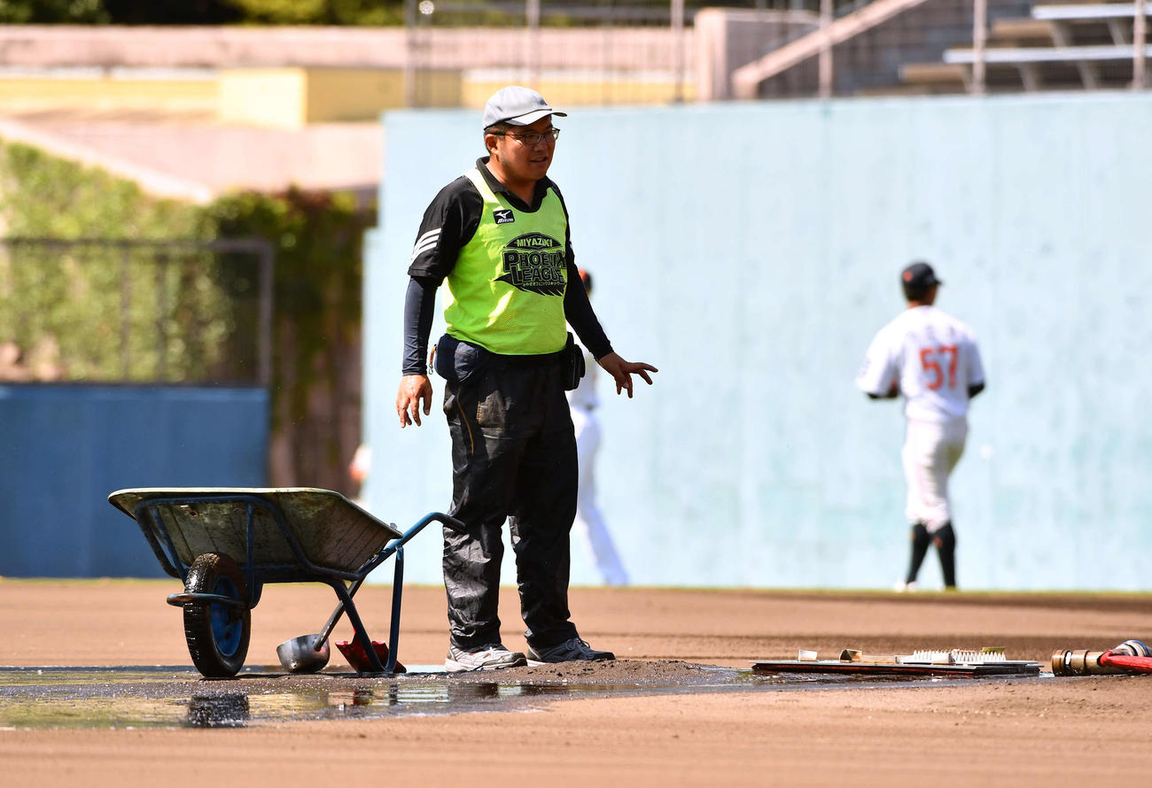 韓国ハンファ対阪神　試合前のグラウンド整備で水が噴き出し、マウンドに水たまりができる（撮影・岩下翔太）