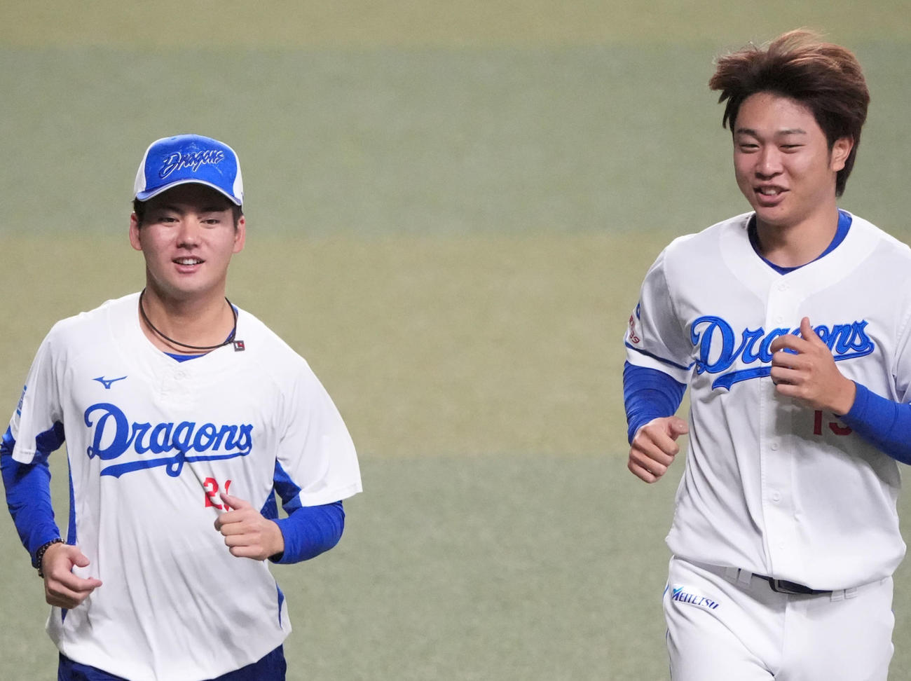 金丸夢斗（左）と高橋宏斗（2025年9月25日）