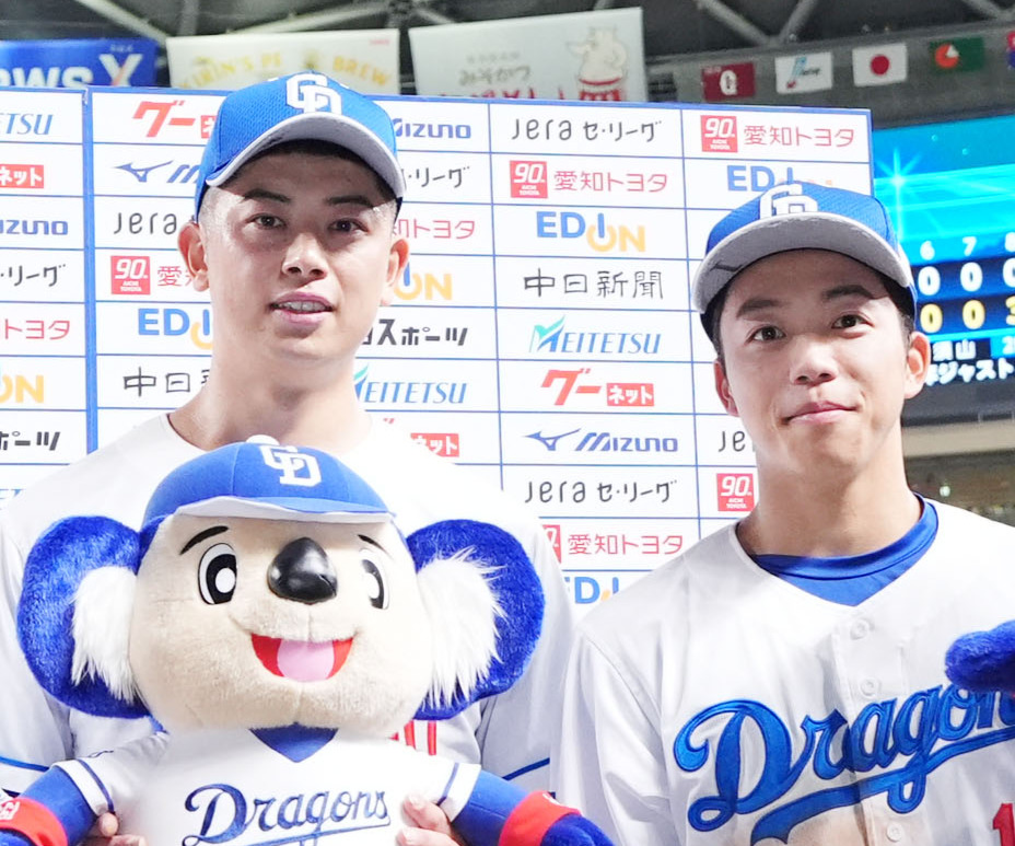 松山晋也（左）と岡林勇希（2025年6月1日）