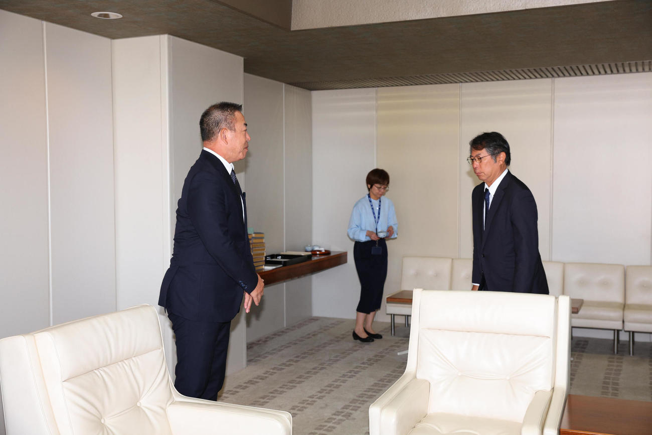 大島オーナー（右）にあいさつをする井上監督（代表撮影）