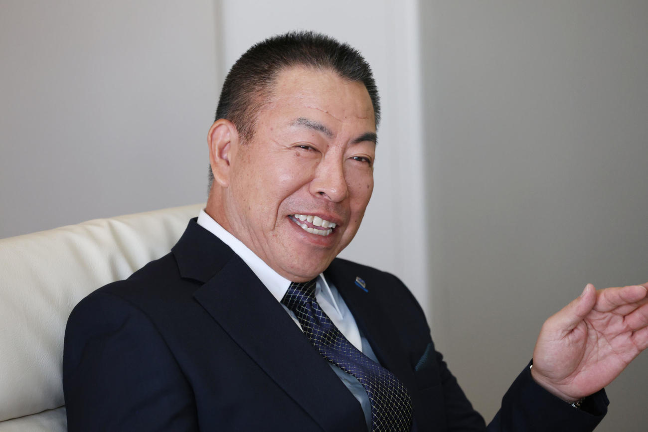 井上監督は今シーズンの報告に訪れ大島オーナーと会談する（代表撮影）