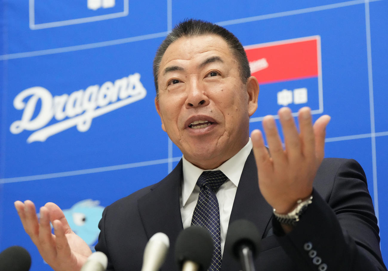 オーナー報告を終え会見する井上監督（撮影・森本幸一）