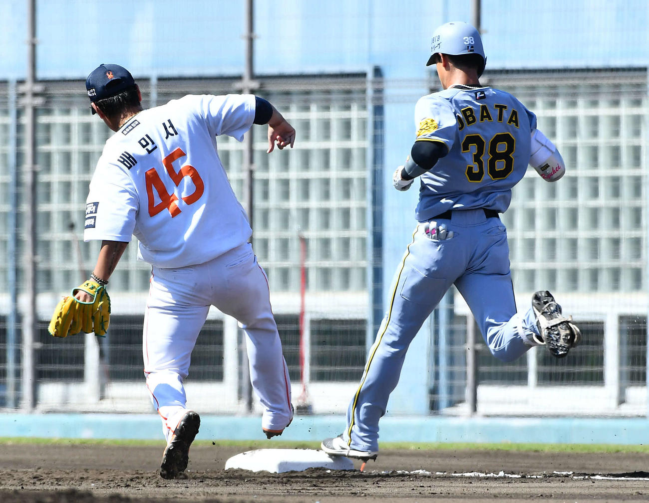 韓国ハンファ対阪神　2回表阪神無死、一塁内野安打で出塁する小幡（撮影・岩下翔太）
