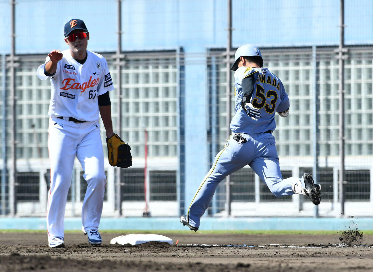 韓国ハンファ対阪神　2回表阪神無死一、二塁、投前への内野安打で出塁する島田（撮影・岩下翔太）