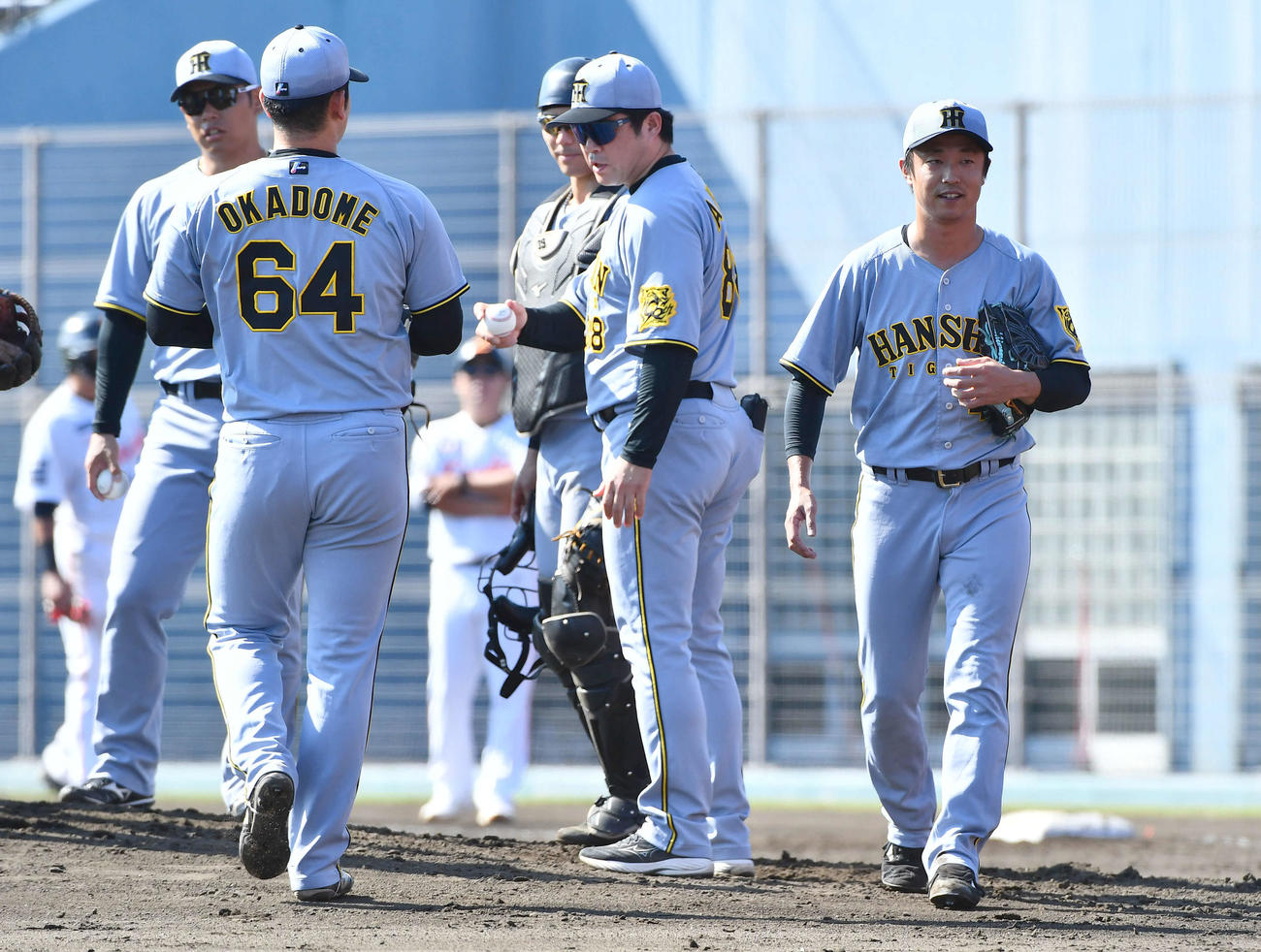 韓国ハンファ対阪神　6回裏韓国ハンファ2死一塁、交代となりベンチへ戻る島本（右）。左から2人目は3番手の岡留（撮影・岩下翔太）
