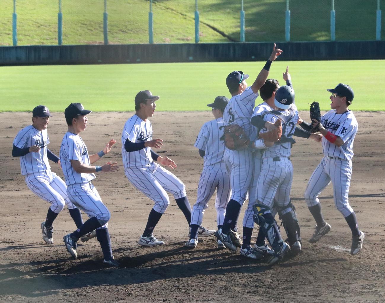 京都先端科学大対佛教大　リーグ優勝を決めた佛教大の選手たちがマウンド付近で喜ぶ（撮影・林亮佑）