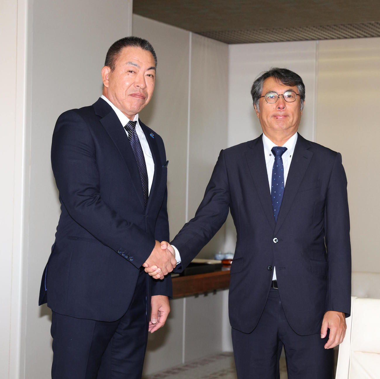 大島オーナー（右）と握手を交わす井上監督（代表撮影）