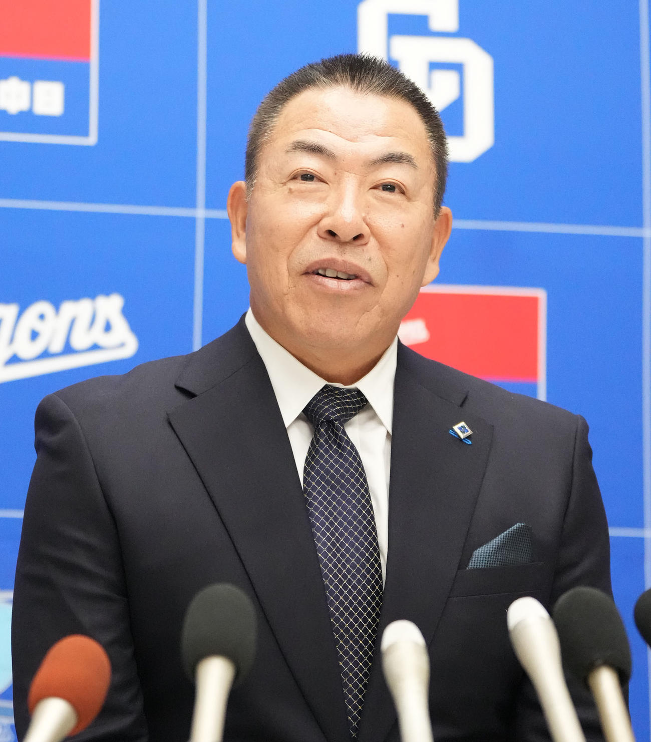 オーナー報告を終え会見する井上監督（撮影・森本幸一）
