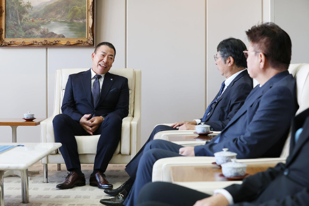 井上監督（左）は今シーズンの報告に訪れ大島オーナーと会談する（代表撮影）