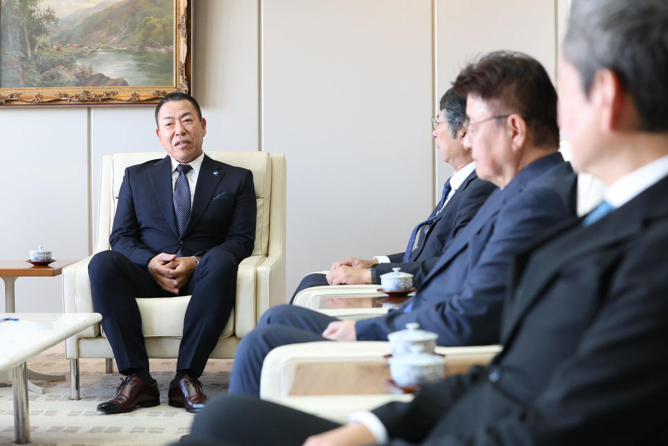 井上監督（左）は今シーズンの報告に訪れ大島オーナーと会談する（代表撮影）