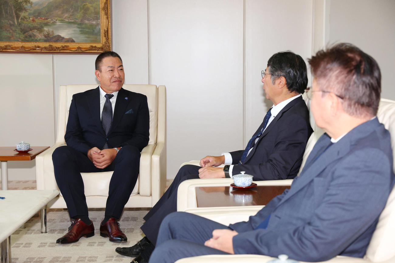 井上監督（左）は今シーズンの報告に訪れ大島オーナーと会談する（代表撮影）