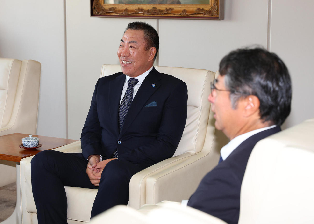 井上監督（左）は今シーズンの報告に訪れ大島オーナーと会談する（代表撮影）
