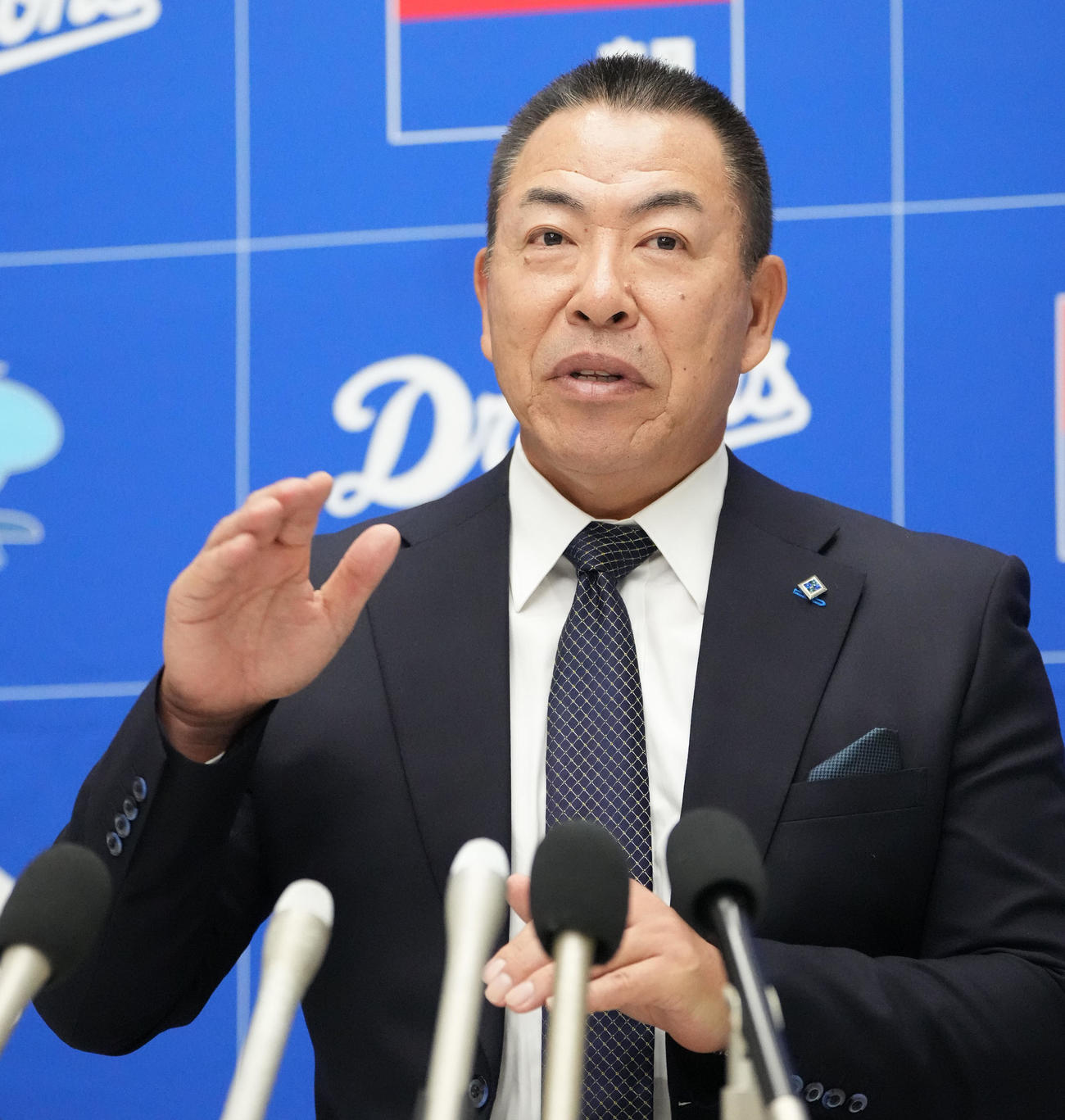 オーナー報告を終え会見する井上監督（撮影・森本幸一）