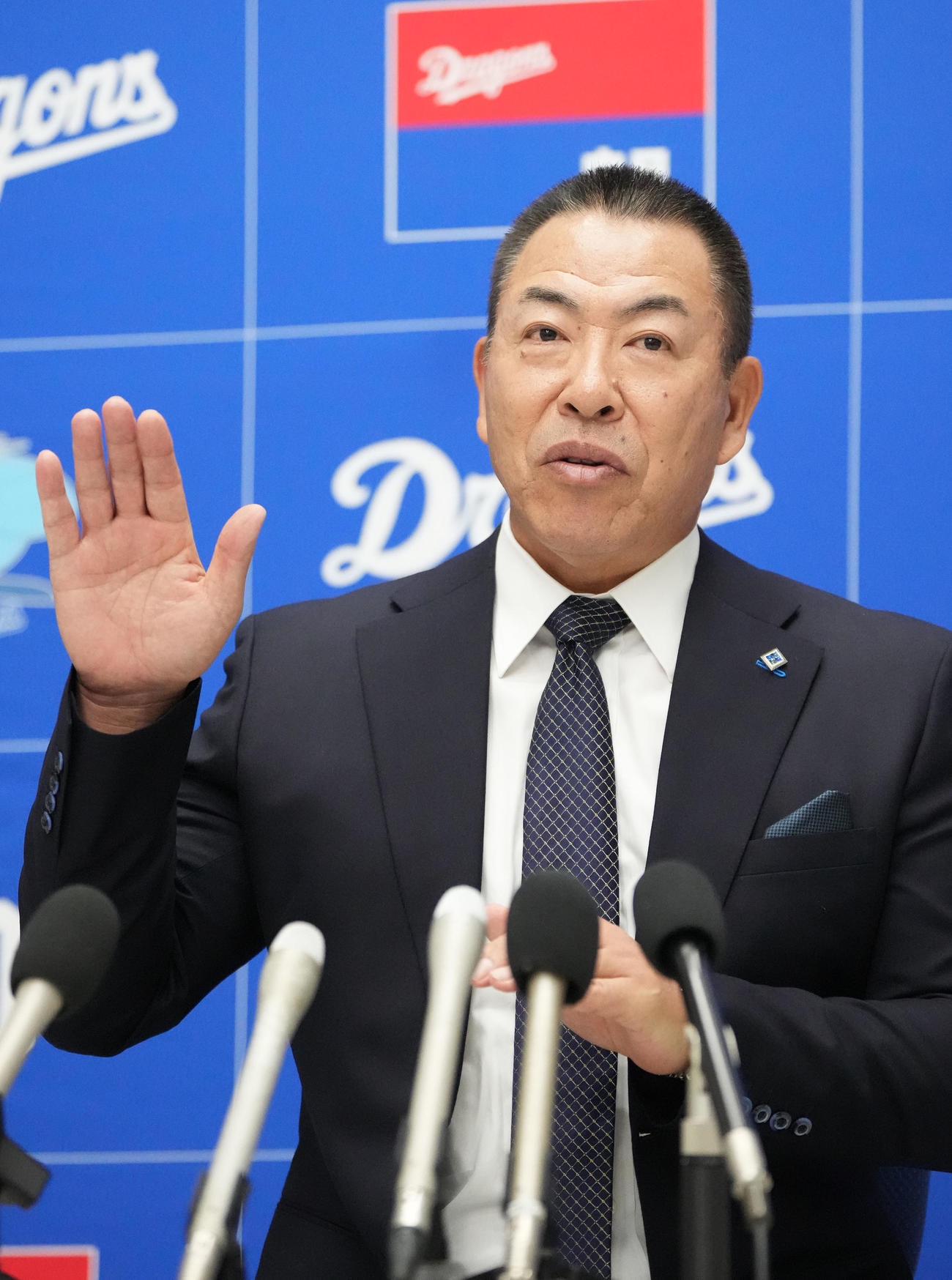 オーナー報告を終え会見する井上監督（撮影・森本幸一）