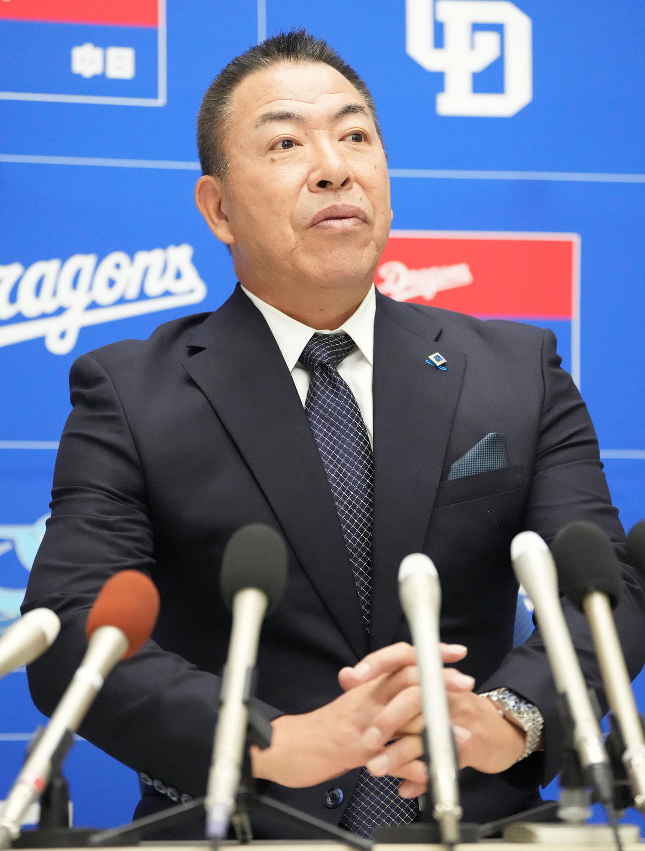 オーナー報告を終え会見する井上監督（撮影・森本幸一）