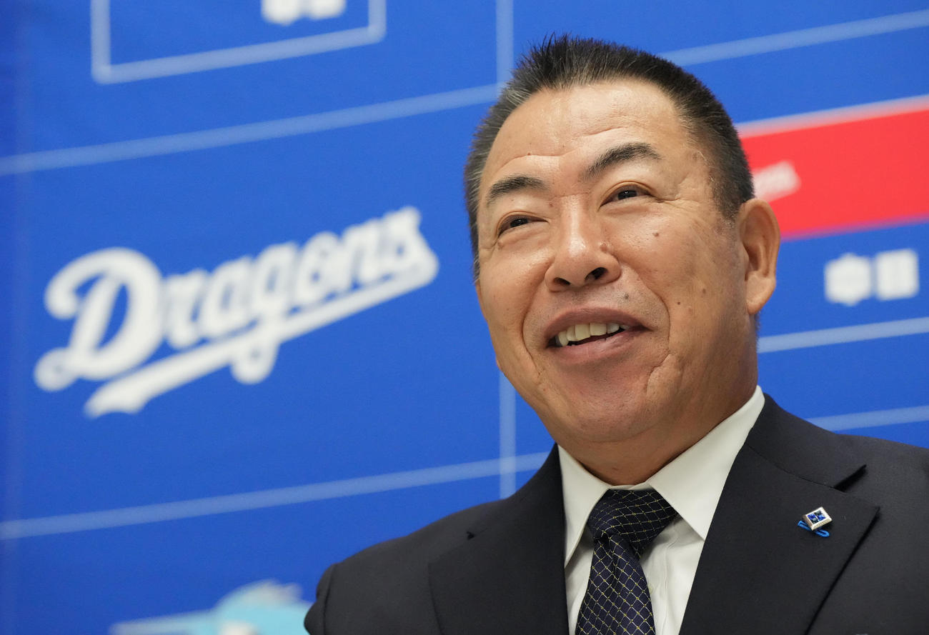 オーナー報告を終え会見する井上監督（撮影・森本幸一）
