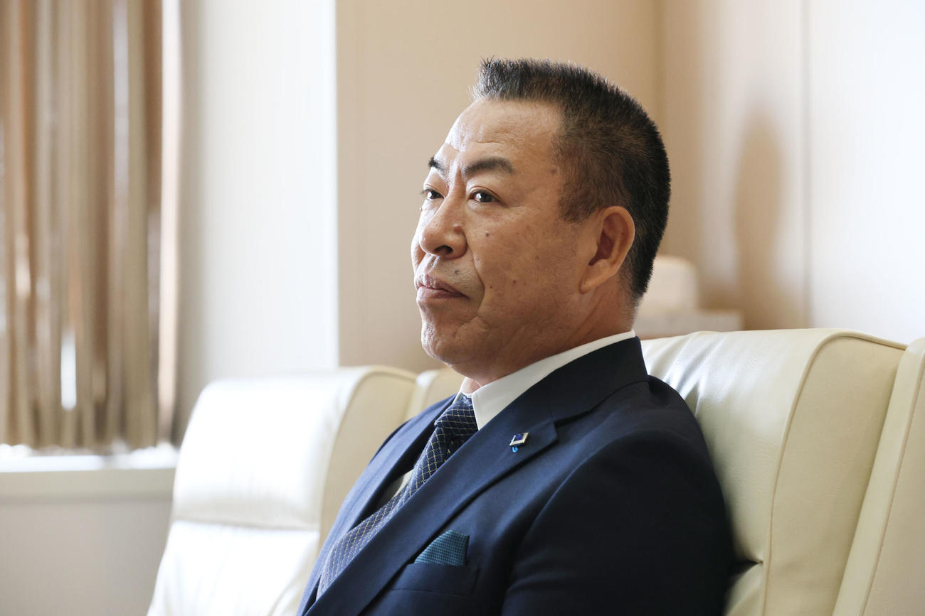井上監督は今シーズンの報告に訪れ大島オーナーと会談する（代表撮影）