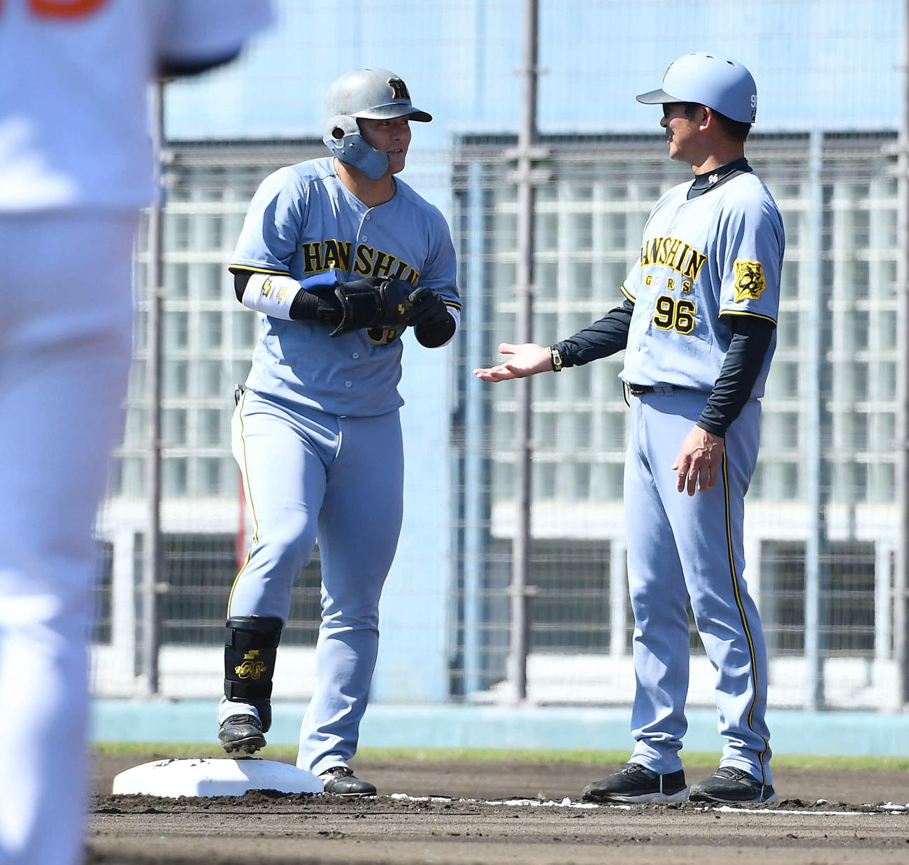 ハンファ対阪神　1回表阪神2死一、三塁、先制の右前適時打を放った前川（左）は筒井コーチと話す（撮影・岩下翔太）