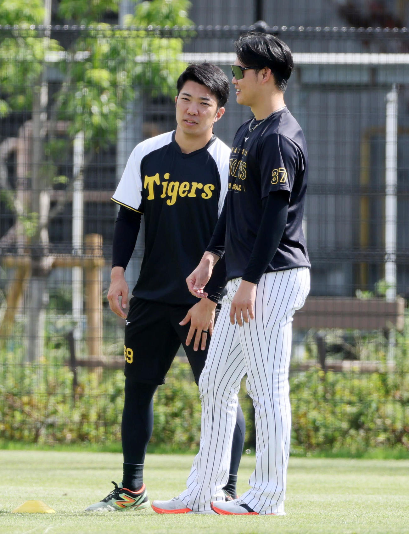 明るい表情で会話する阪神石井（左）と及川（撮影・加藤哉）