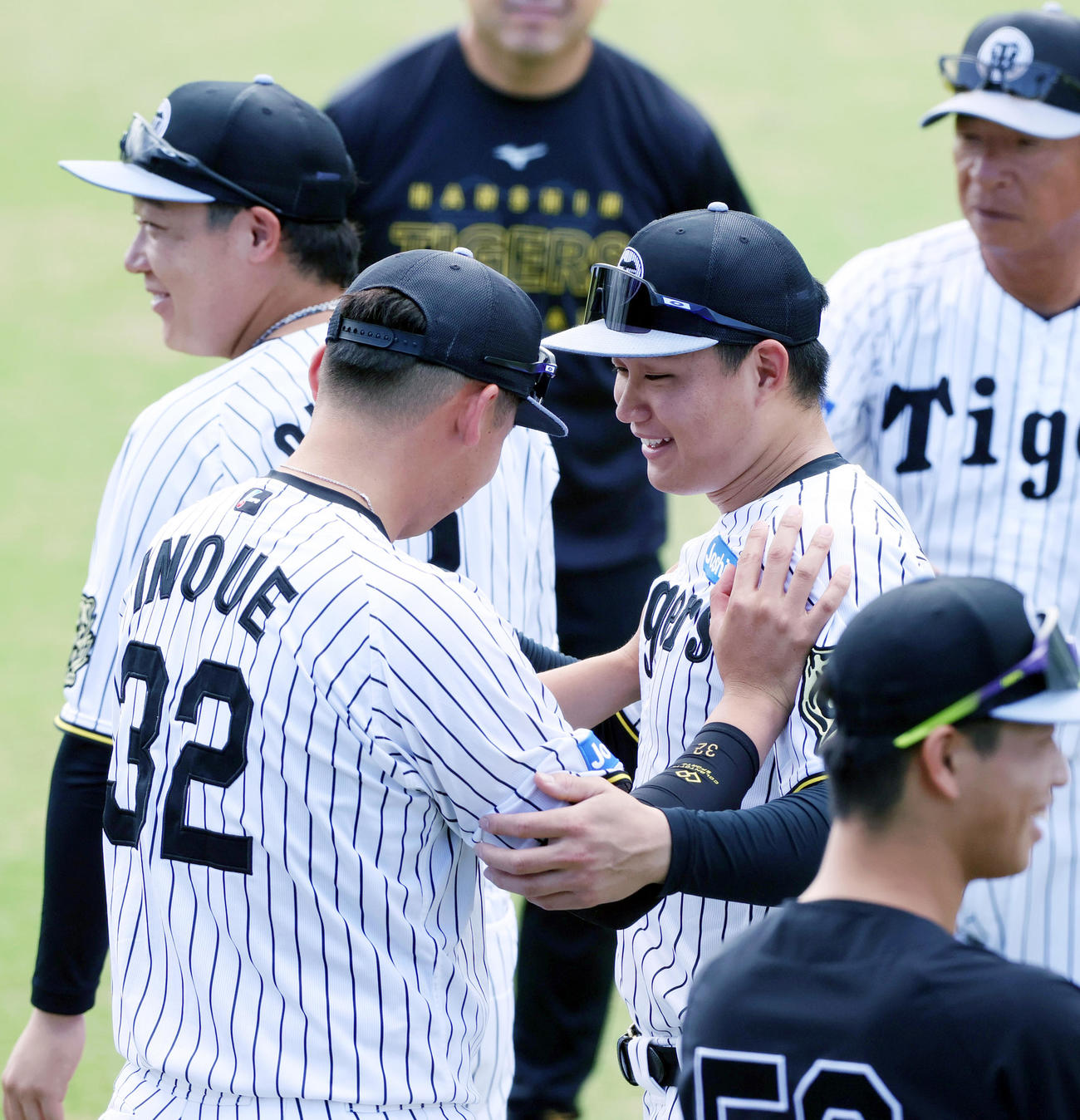 阪神森下（右）は井上とじゃれ合う（撮影・上山淳一）