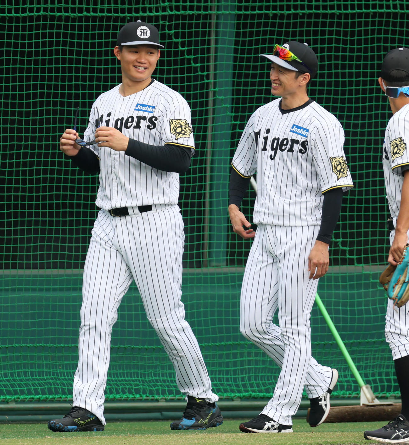 明るい表情で練習に参加する阪神森下（左）と近本（撮影・加藤哉）