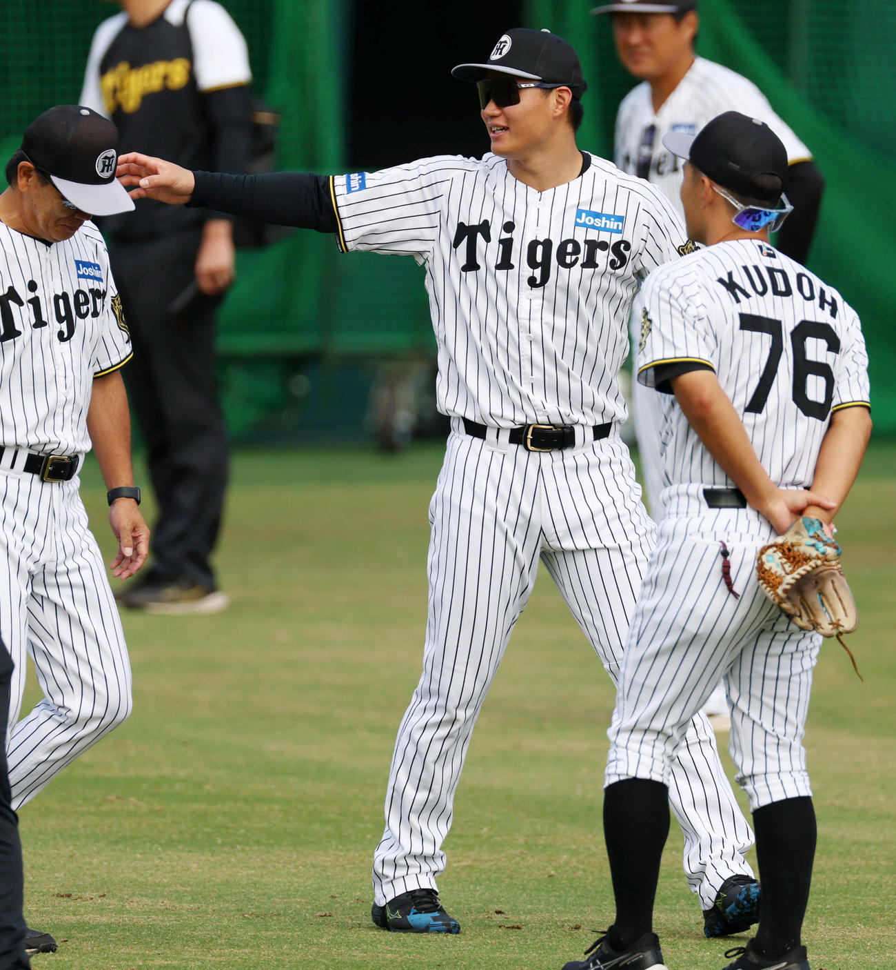 練習中、ナインと会話する阪神森下（撮影・加藤哉）