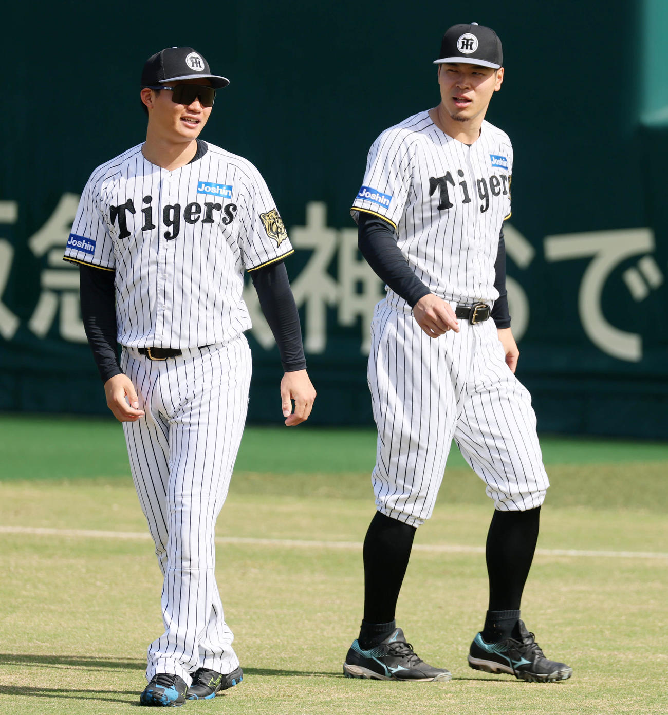 ウオーミングアップ中、森下（左）は佐藤輝と話す（撮影・加藤哉）