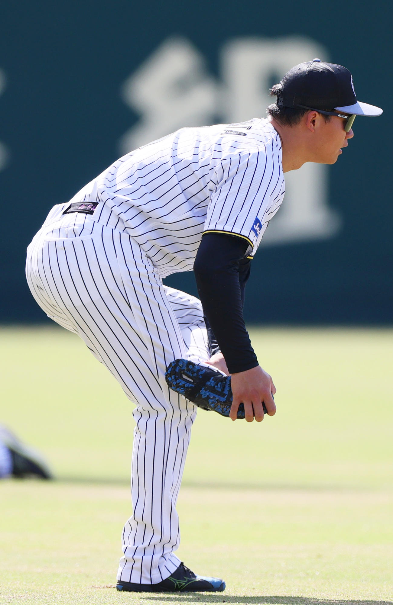 体を動かす阪神森下（撮影・上山淳一）