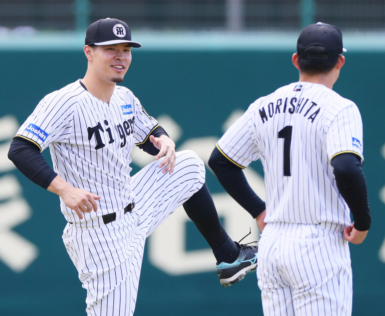阪神佐藤輝（左）はリラックスした表情で森下と話す（撮影・上山淳一）