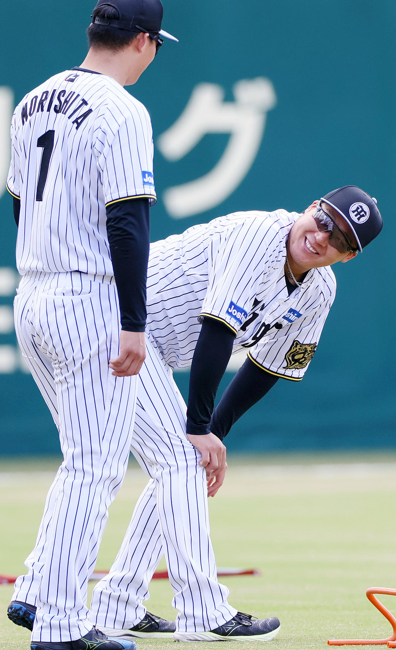 阪神大山（右）はリラックスした表情で森下と話す（撮影・上山淳一）