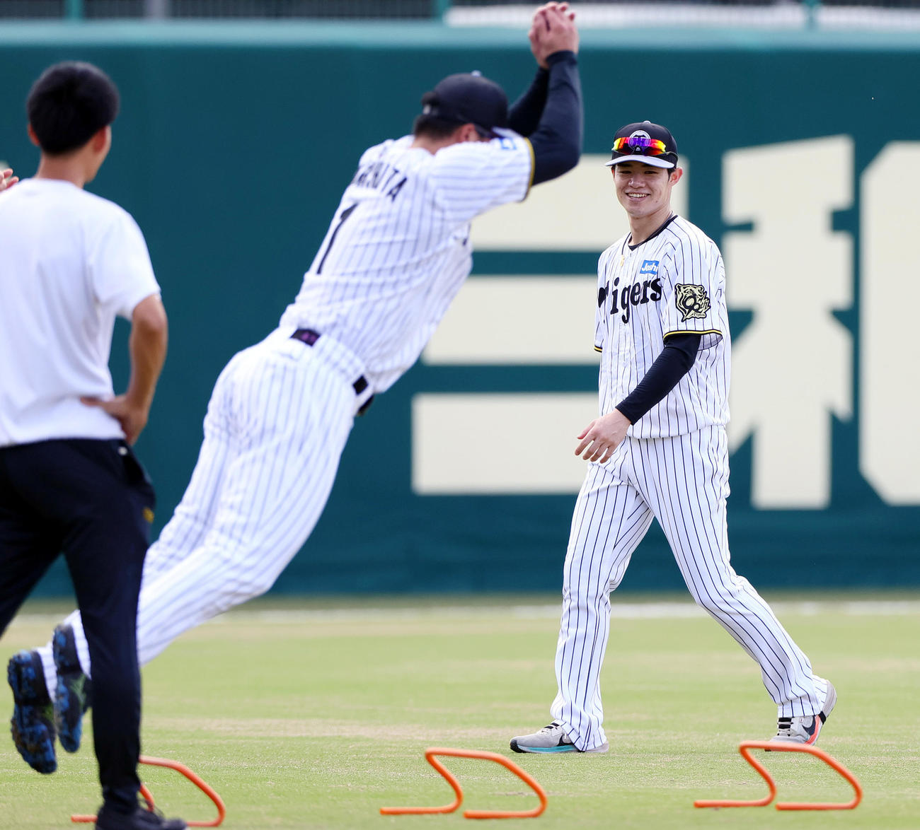 阪神中野（右）はリラックスした表情で練習する。手前は森下（撮影・上山淳一）