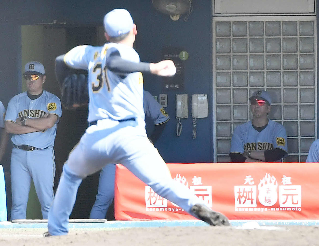 韓国ハンファ対阪神　先発の早川（手前）を見つめる阪神藤川監督（右）（撮影・岩下翔太）