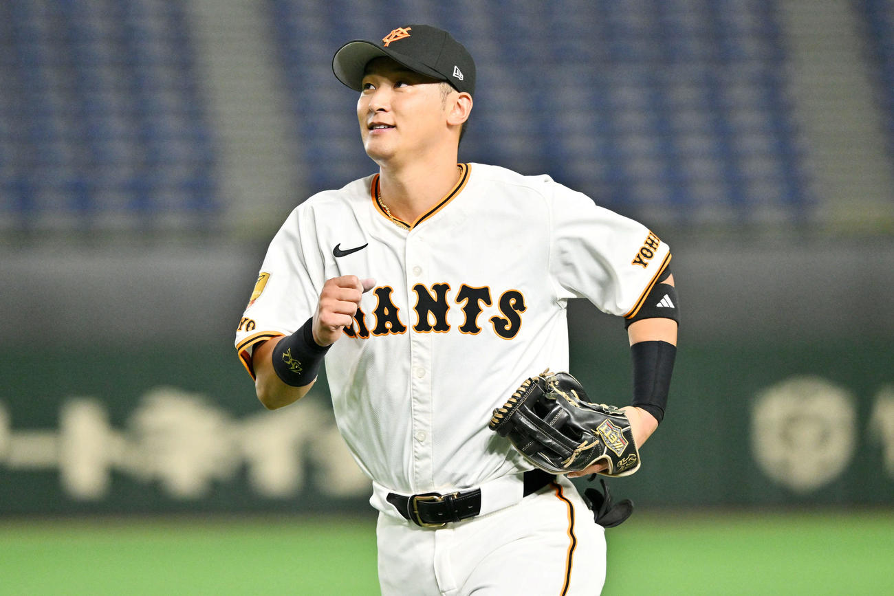 巨人対SUBARU 4回裏SUBARU1死一塁、上田の併殺打の打球をさばいた二塁手吉川は笑顔で引き揚げる（撮影・滝沢徹郎）
