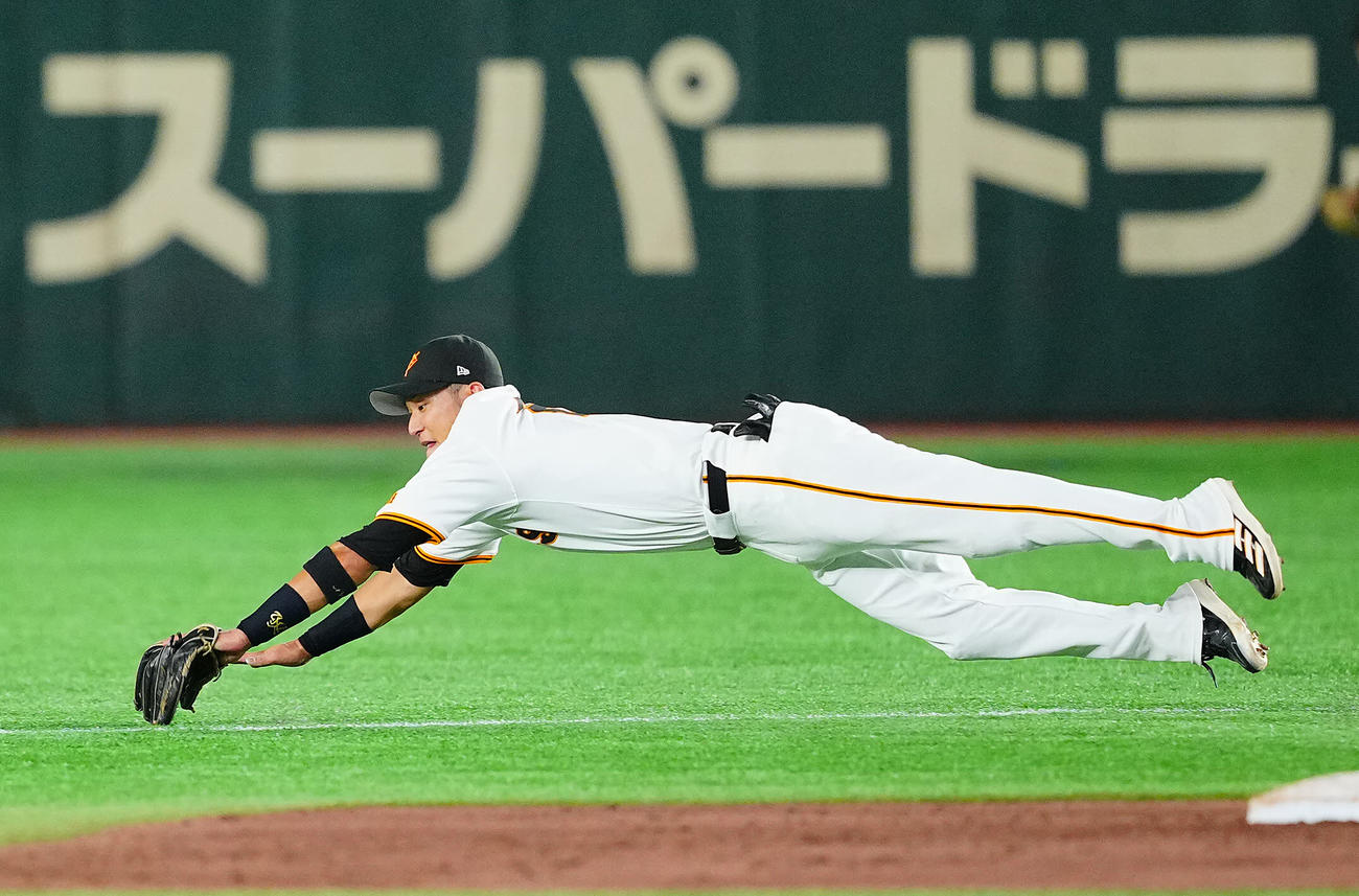 巨人対スバル　5回裏スバル2死、山田知輝の鋭い打球に飛びつき好捕する吉川（撮影・垰建太）