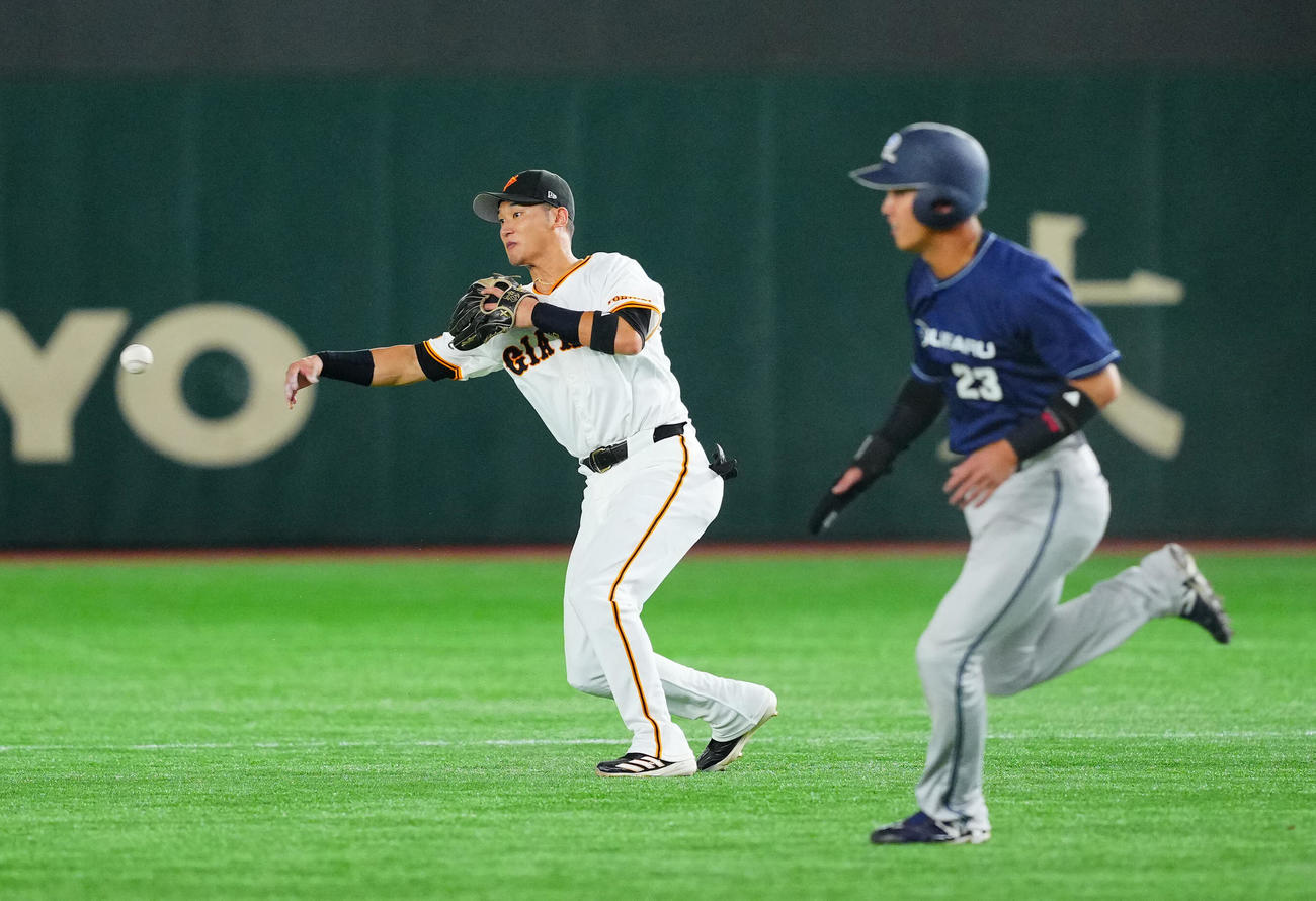 練習試合　巨人対スバル　4回裏スバル1死一、二塁、上田の二ゴロをさばき併殺をとる吉川（撮影・垰建太）
